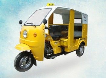 Трицикл мотора пассажира нефти бензина с кабиной водителя и крышей утюга, желтыми